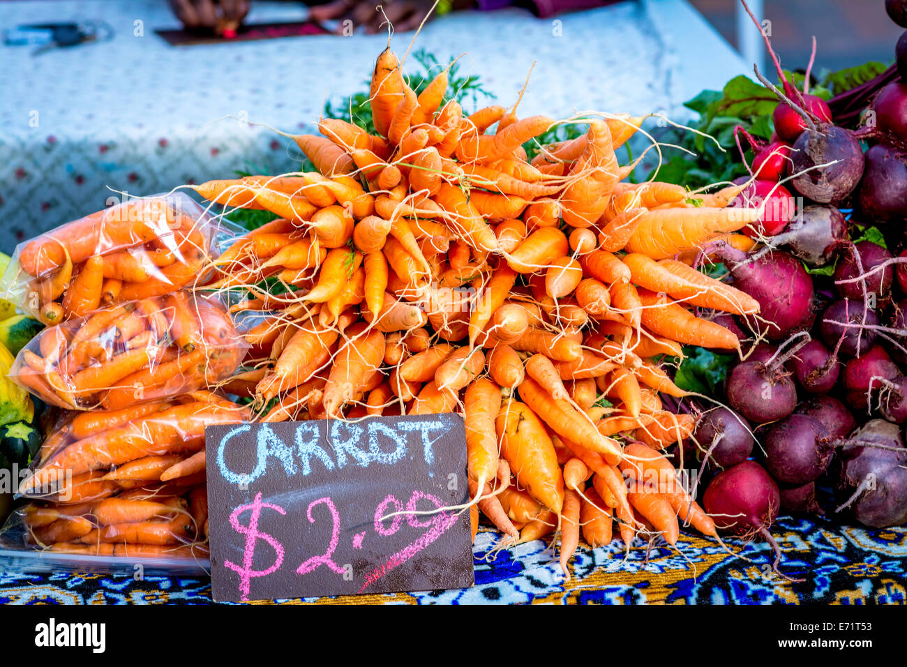 Le carote di colore arancione e il cartello indicante il costo Foto Stock