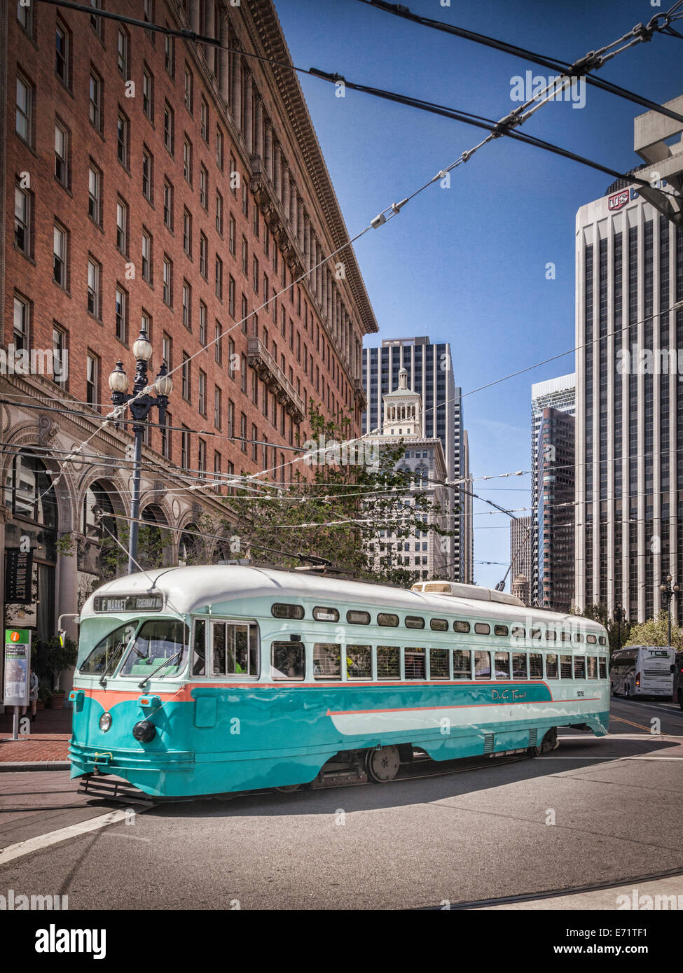 Un vintage tram girando fuori di Market Street, San Francisco. Foto Stock