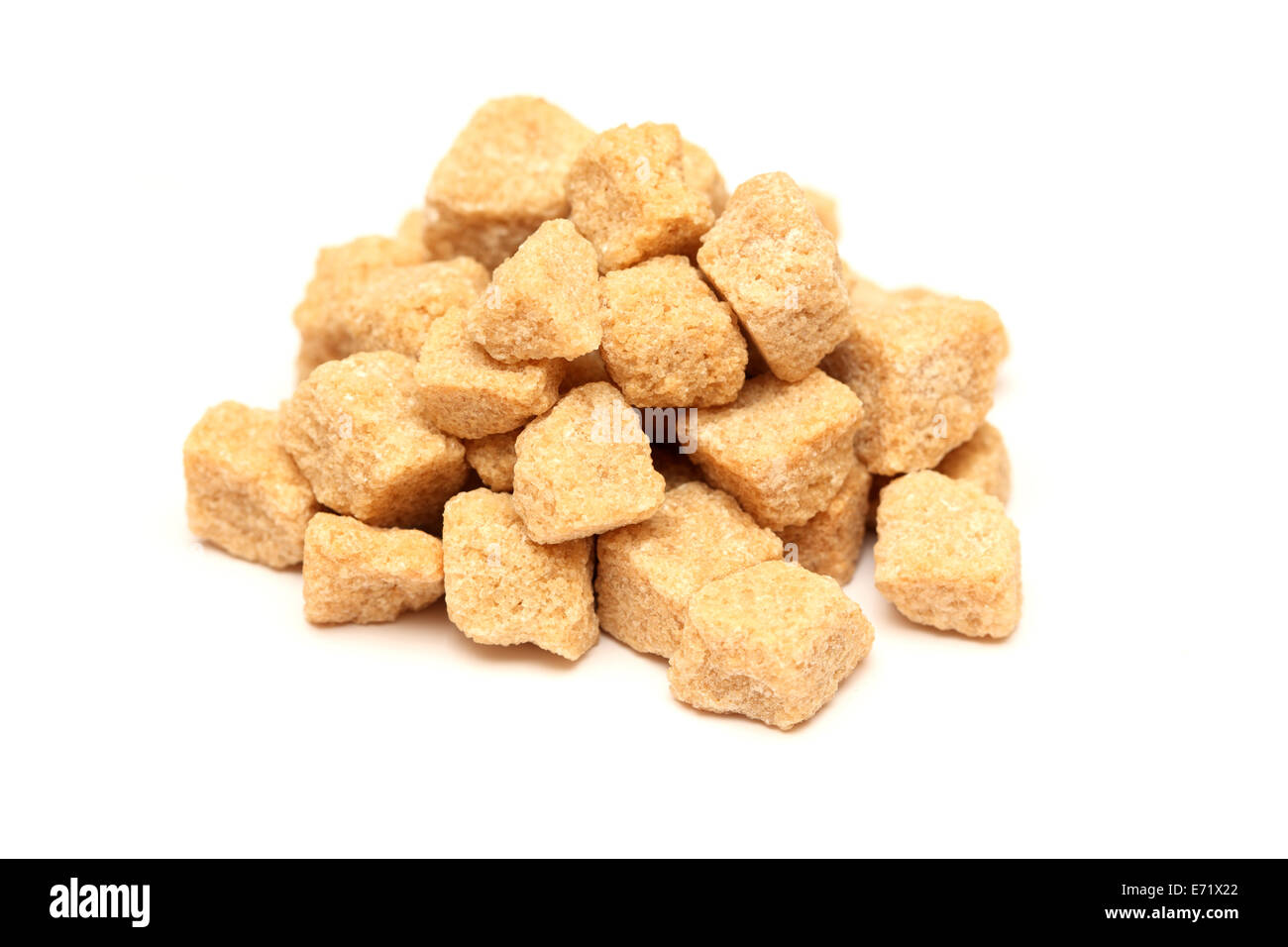 Brown zucchero di canna i cubi su sfondo bianco. Primo piano. Foto Stock