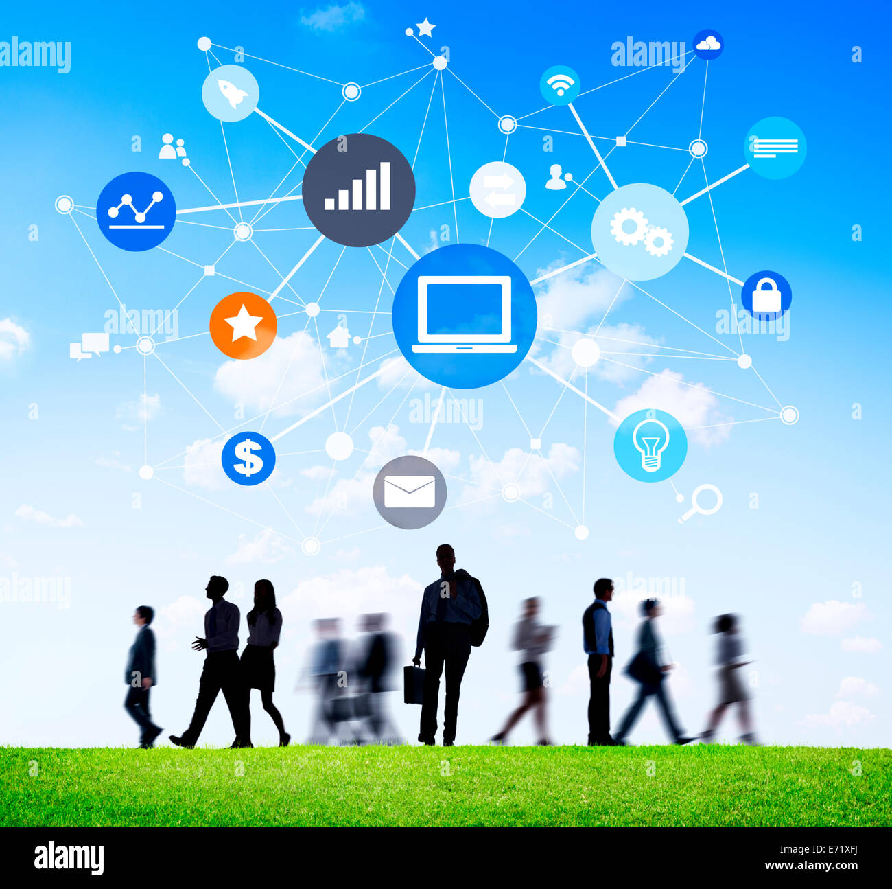 Un gruppo di uomini di affari che camminando all aperto con la comunicazione globale Themed simboli sopra Foto Stock