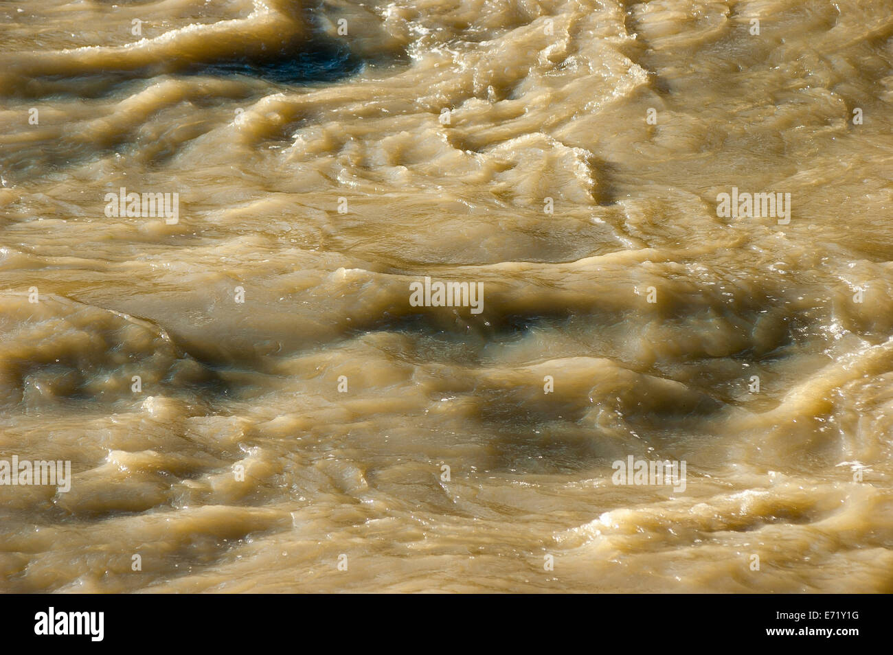 Acqua fangosa che scorre nel fiume dopo una tempesta di pioggia Foto Stock