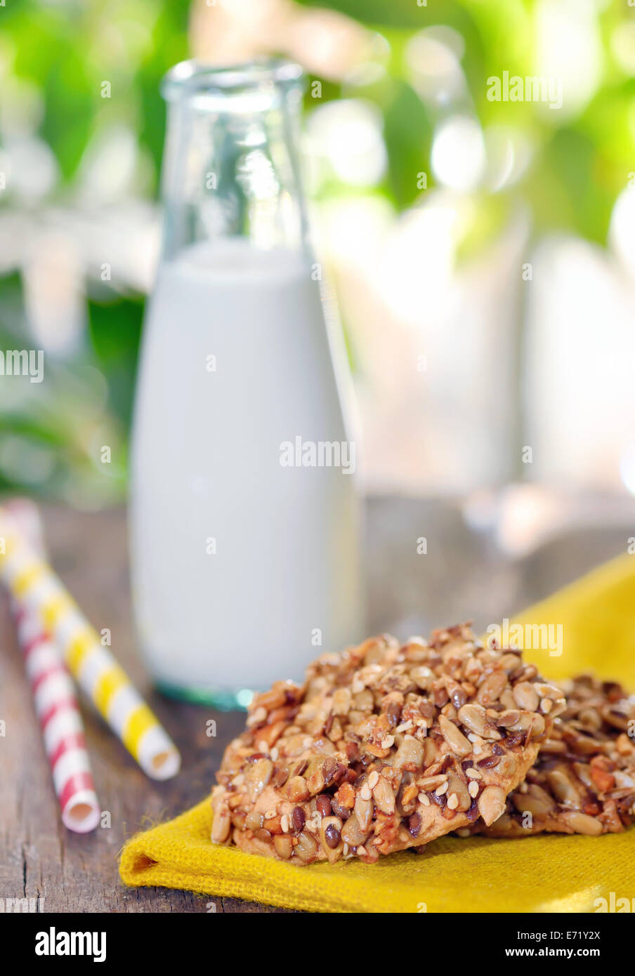 Muesli biscotti e latte sul tavolo di legno Foto Stock