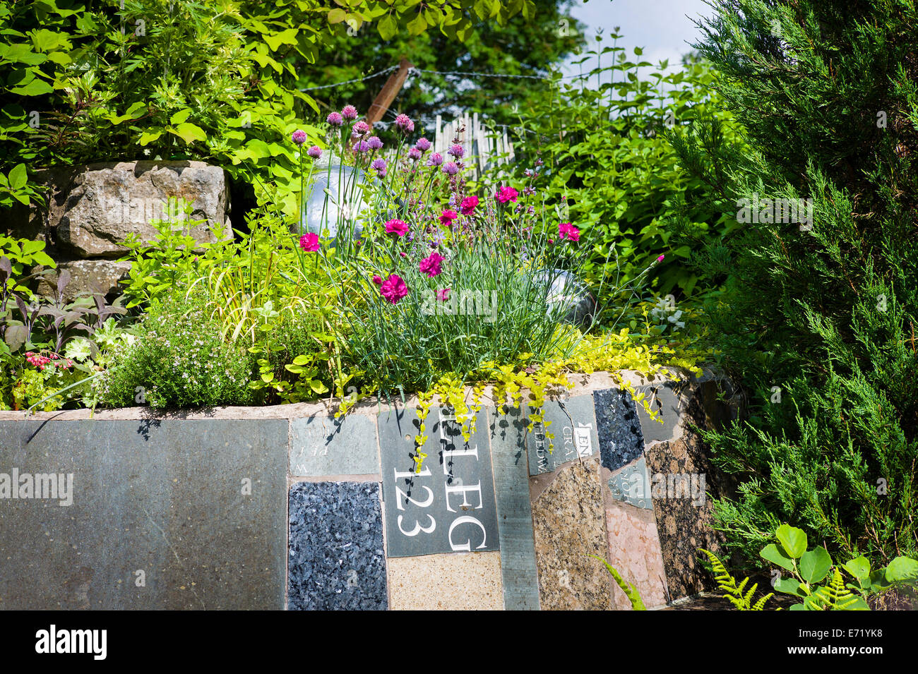 Piccolo secition di un giardino didattico realizzato a partire da rottami di pezzi dai servizi del Consiglio Foto Stock