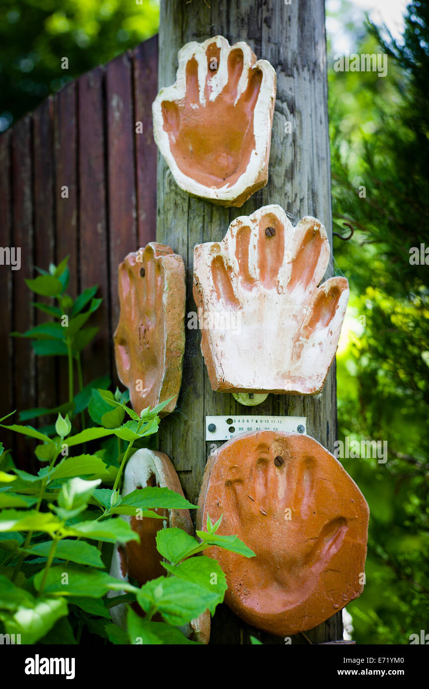 In Terracotta stampe a mano del giardino di Volontari soccorritori in un progetto educativo NEL REGNO UNITO Foto Stock