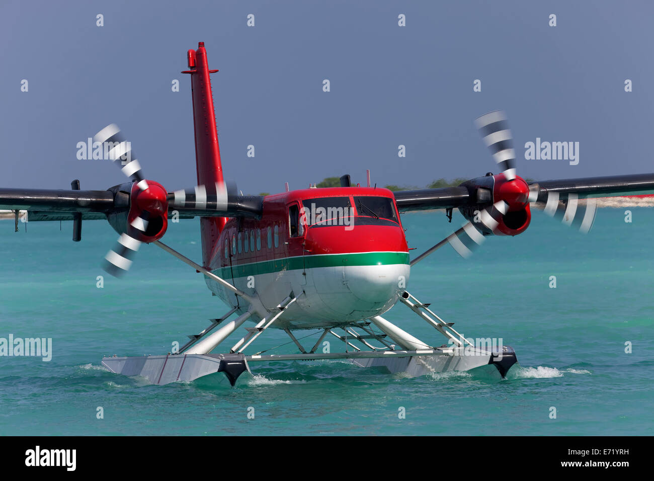 Idrovolante, De Havilland Canada DHC-6 Twin Otter, vista frontale, sull'acqua, Maldive Foto Stock