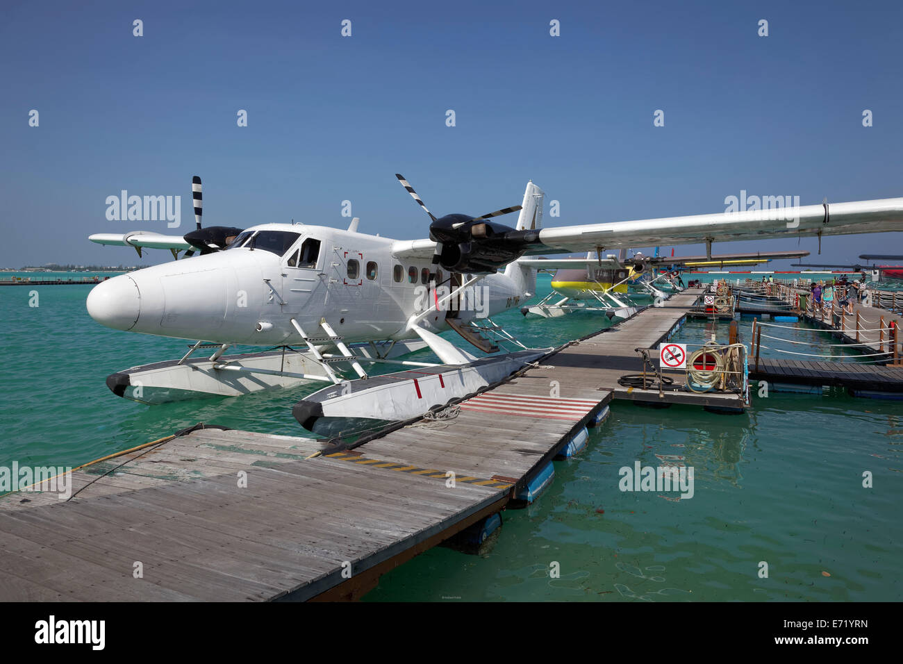 Idrovolante, De Havilland Canada DHC-6 300 Twin Otter, Ormeggiata al pontile, Malé aeroporto internazionale, Hulhulé, Maldive Foto Stock