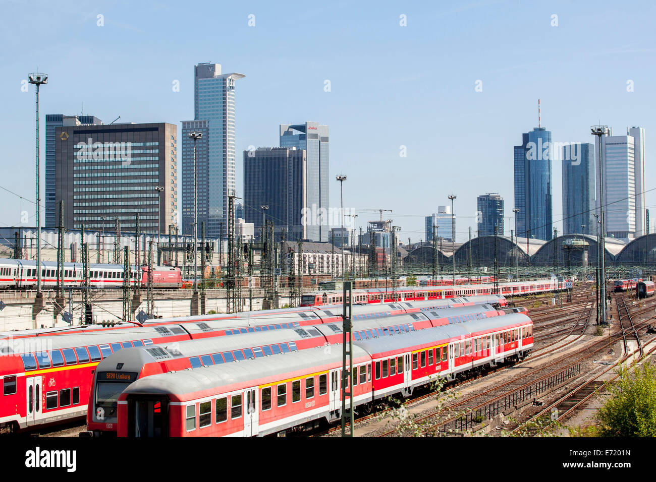 I binari ferroviari, sciavero, di Deutsche Bahn AG alla stazione principale di Francoforte, lo skyline di Francoforte sul retro, Frankfurt am Main, Hesse Foto Stock