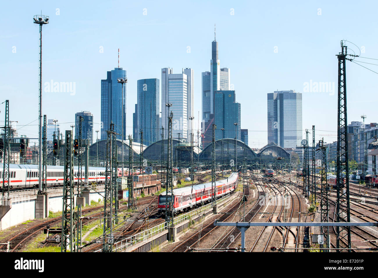 I binari ferroviari, sciavero, di Deutsche Bahn AG alla stazione principale di Francoforte, sul retro la skyline di Francoforte con il alto Foto Stock
