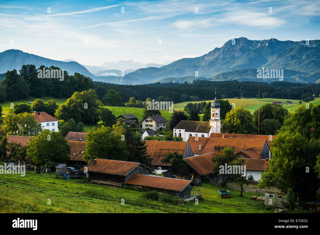 Vista del villaggio di Aidling, Alta Baviera, Baviera, Germania Foto Stock