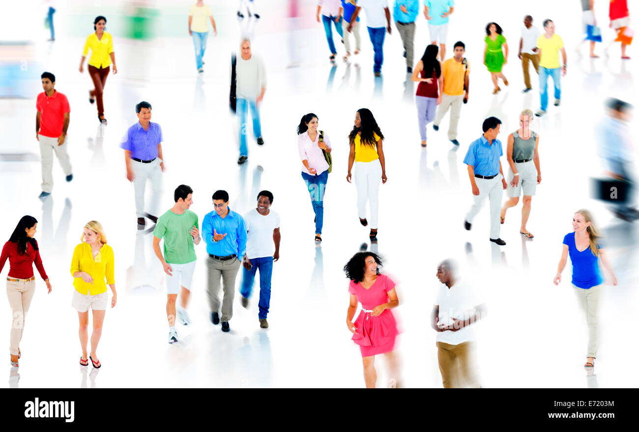 Multietnica gente camminare e parlare isolato su bianco Foto Stock