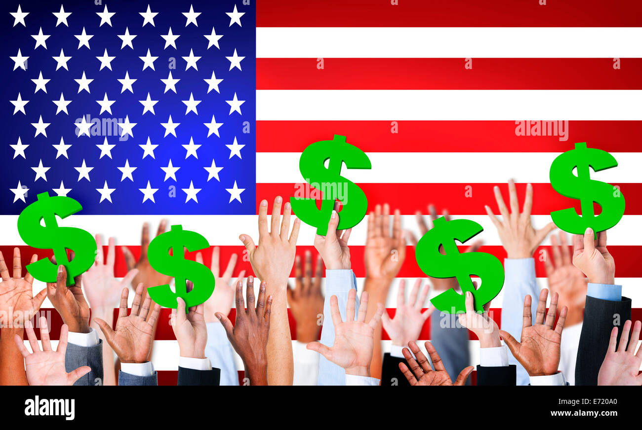 Multi-Ethnic mani tenendo i simboli del dollaro con bandiera degli Stati Uniti per lo sfondo. Foto Stock