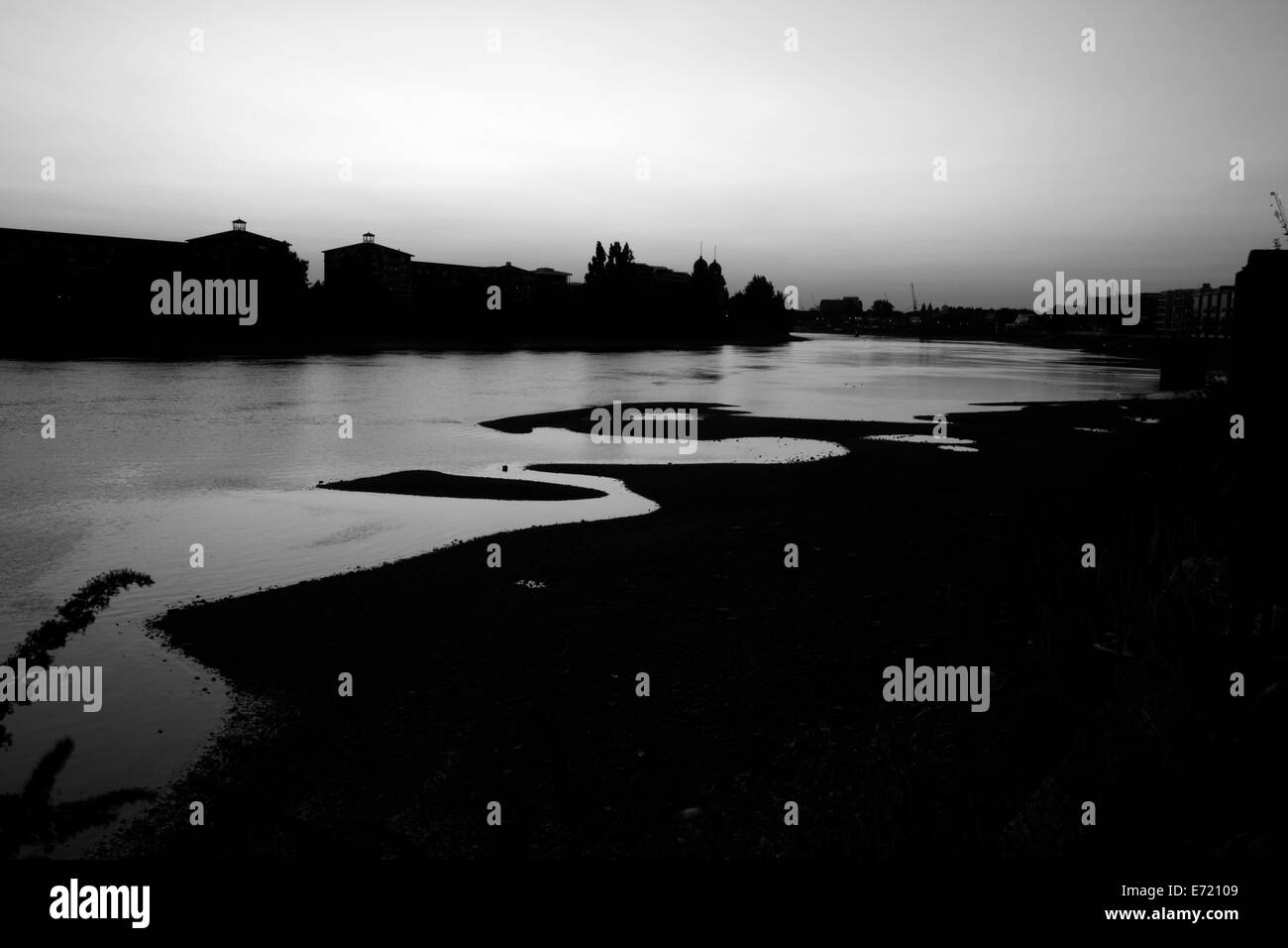 La bassa marea al tramonto sul fiume Tamigi a raggiungere il Fulham, Londra, Regno Unito Foto Stock