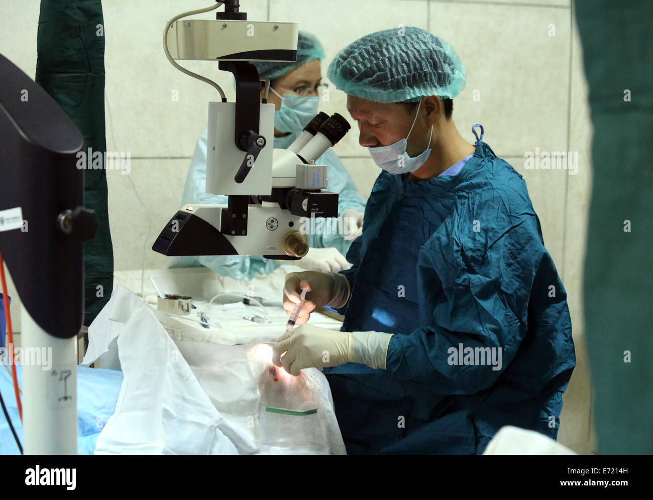 Yangon, Myanmar. 4 Sep, 2014. Un Cinese oculista esegue chirurgia oculare a Yangon, Myanmar, Sett. 4, 2014. Un Cinese team medico ha iniziato un occhio libero il trattamento chirurgico campagna in Yangon giovedì come la terza di questo genere di 'Luminosità' azione nel paese. Credito: U Aung/Xinhua/Alamy Live News Foto Stock