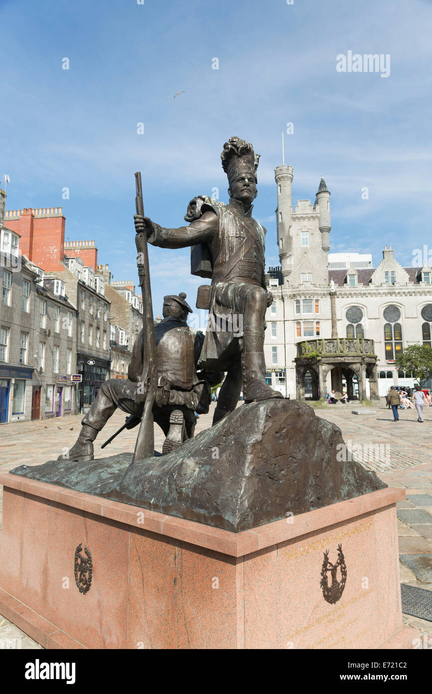 Regno Unito, Scozia, Aberdeen, statua del Gordon Highlander in piazza Castello, scolpita da Mark Richards in 2011. Foto Stock