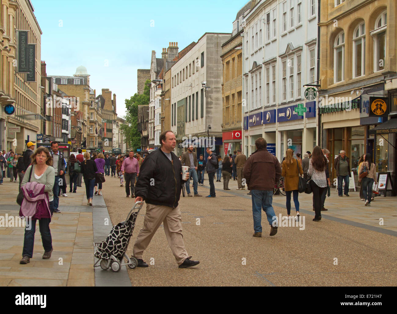 Mall pedonale in Cornmarket Street affollate di persone in area dello shopping nel cuore della storica città di Oxford in Inghilterra, Regno Unito Foto Stock