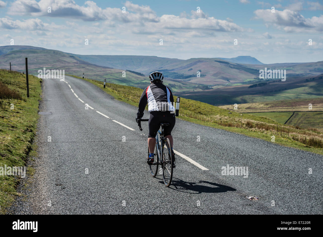 Donna ciclista ciclismo su Buttertubs passano nello Yorkshire Foto Stock