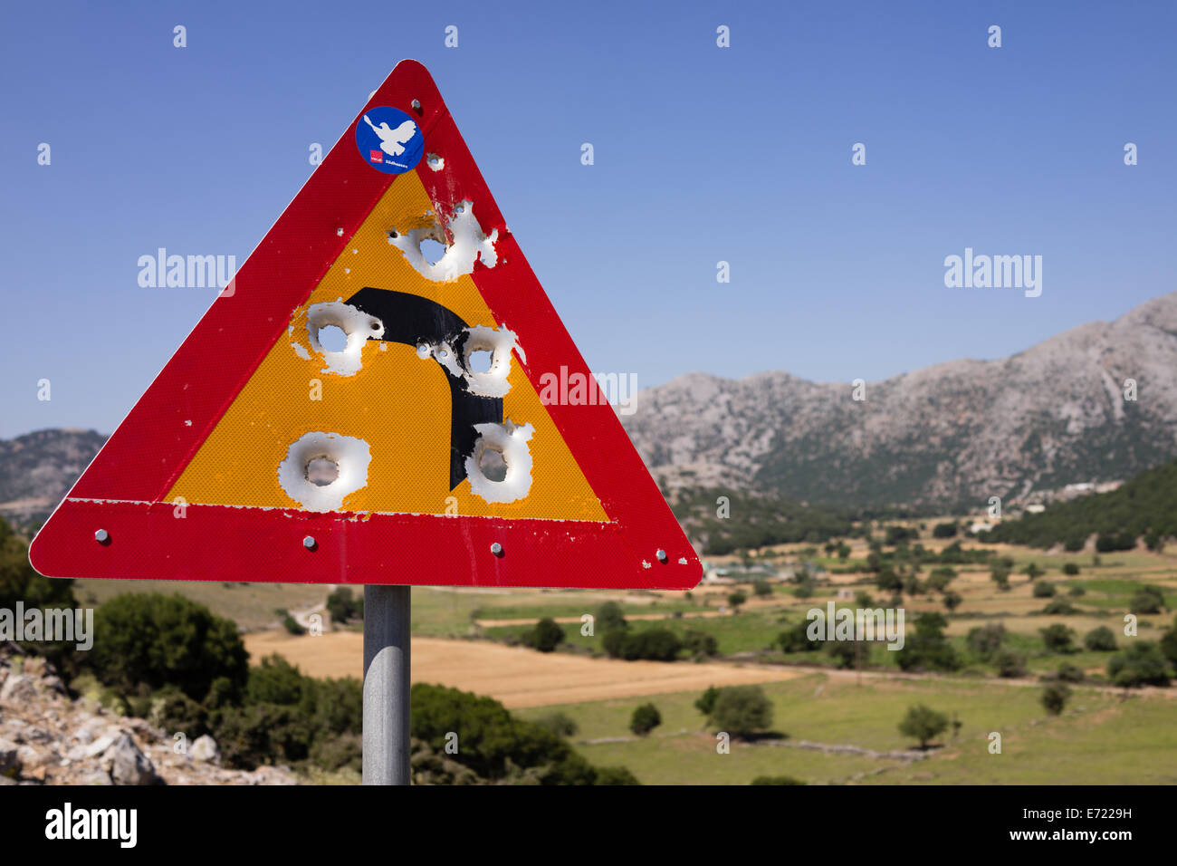 Cartello stradale in lawless Creta Grecia utilizzato dai Greci come un bersaglio per fucili a canna liscia e rigata Foto Stock