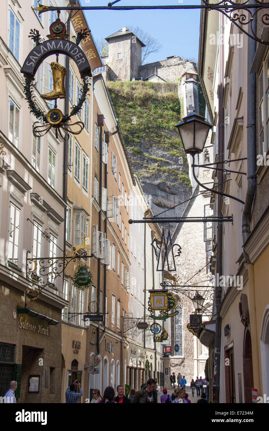 Austria: la Getreidegasse, una delle più antiche strade del centro di Salisburgo. Foto dal 30 marzo 2014. Foto Stock