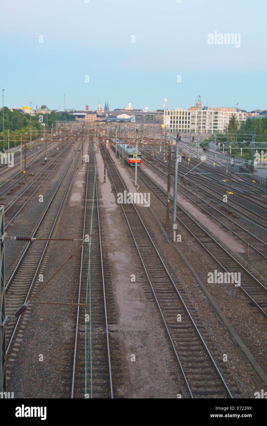 I binari ferroviari che conduce alla stazione centrale di Helsinki, Finlandia, Europa Foto Stock