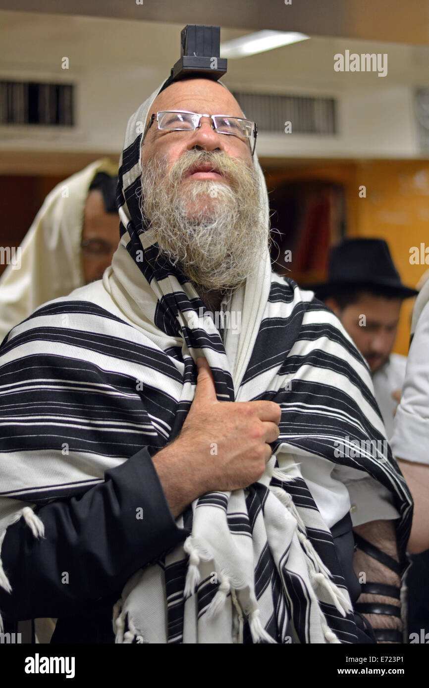 Ritratto di un ultra religiosa ebraica uomo in fervente preghiera al mattino i servizi in una sinagoga a Brooklyn, New York Foto Stock