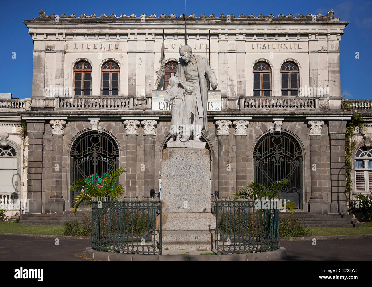 Martinica, Fort-de-France, Statua di A. Schoelcher davanti ex Courthouse building. Foto Stock