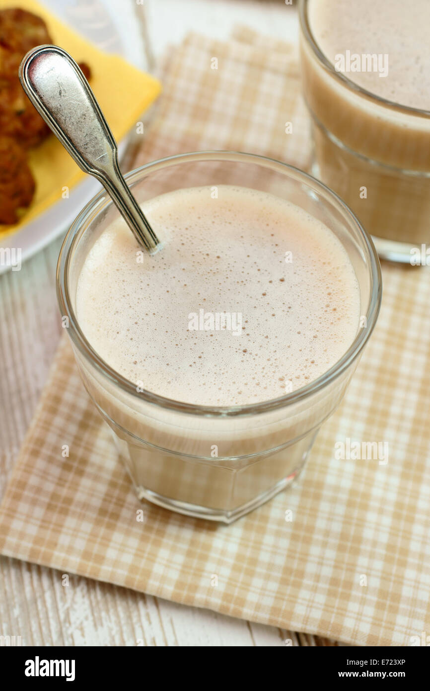 Chai o tè nero fatto con latte e spezie varie Foto Stock
