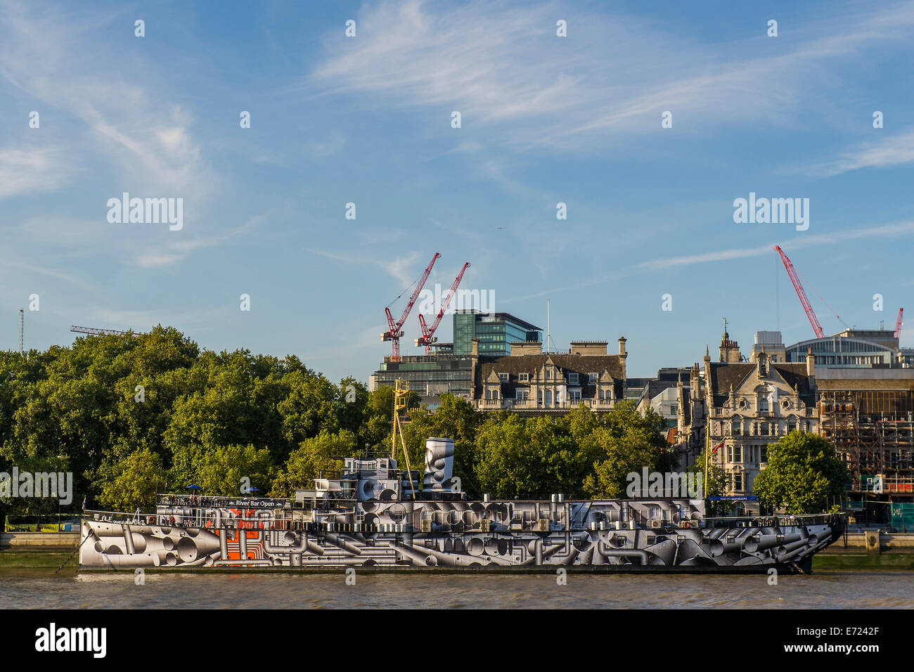 Londra, Regno Unito. 3 Sep, 2014. Leader artista tedesco, Tobias Rehberger, trasformato il presidente HMS (1918) coprendo interamente in 'dazzle camouflage disegni come parte di 14-18 ora la gazzetta di programma culturale per commemorare il centenario della prima guerra mondiale. Esso forma anche parte del totalmente Thames festival. Londra, UK, 03 settembre 2014 Credit: Guy Bell/Alamy Live News Foto Stock