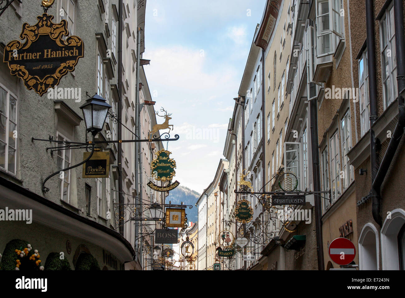 Austria: la Getreidegasse, una delle più antiche strade del centro di Salisburgo. Foto dal 16 maggio 2009. Foto Stock