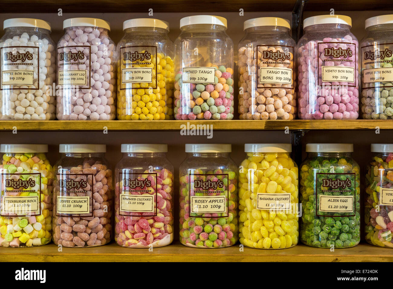 Un assortimento di dolci e caramelle. Shop display in Norfolk, Regno Unito. Foto Stock