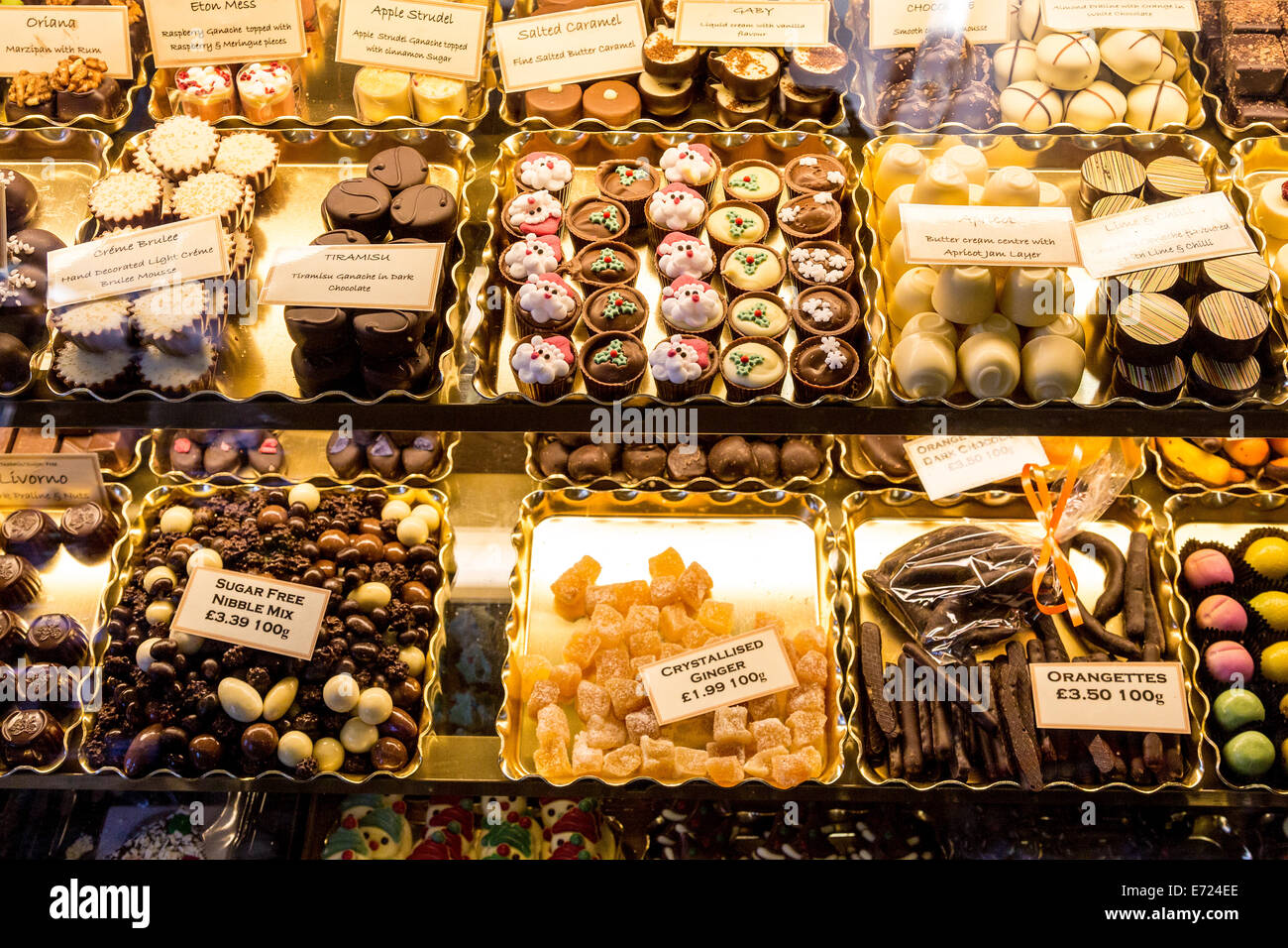 Un assortimento di dolci e caramelle. Shop display in Norfolk, Regno Unito. Foto Stock