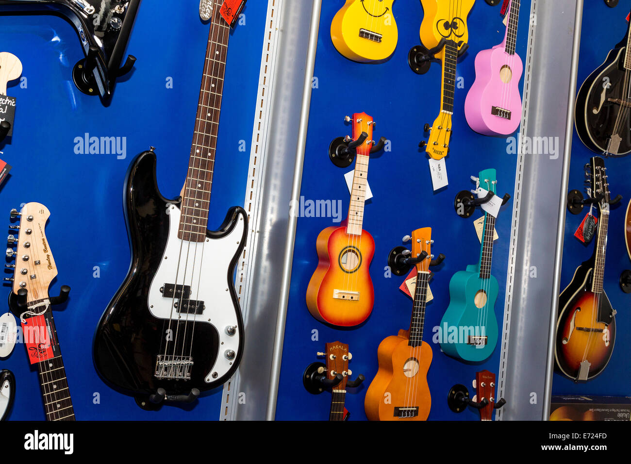 Selezione di chitarre e ukuleles sul display in un negozio di musica, Norfolk, Regno Unito. Foto Stock