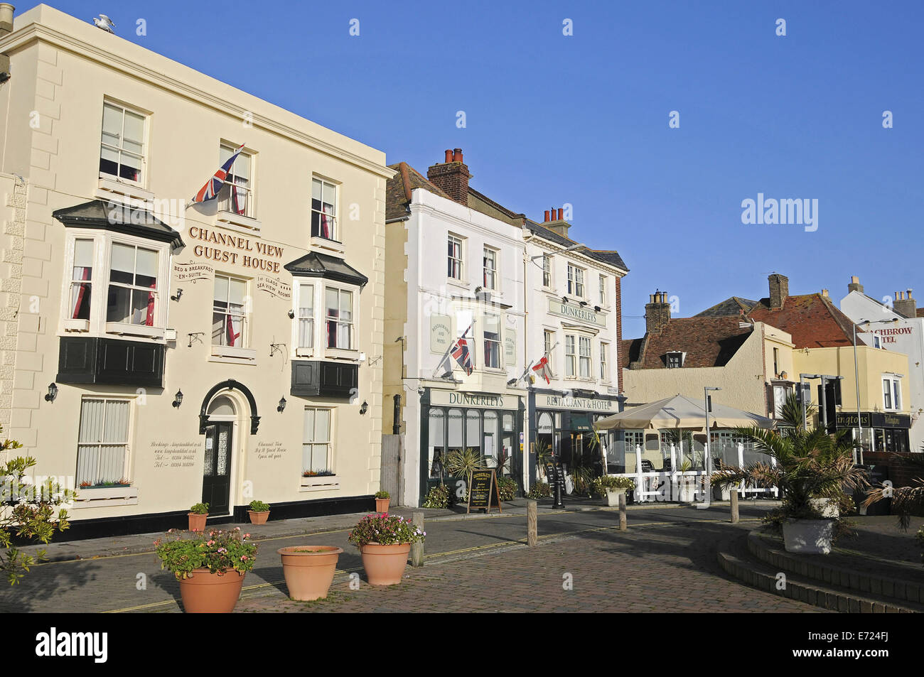 Inghilterra, Kent, trattativa, i ristoranti e gli alberghi sulla spiaggia Street. Foto Stock