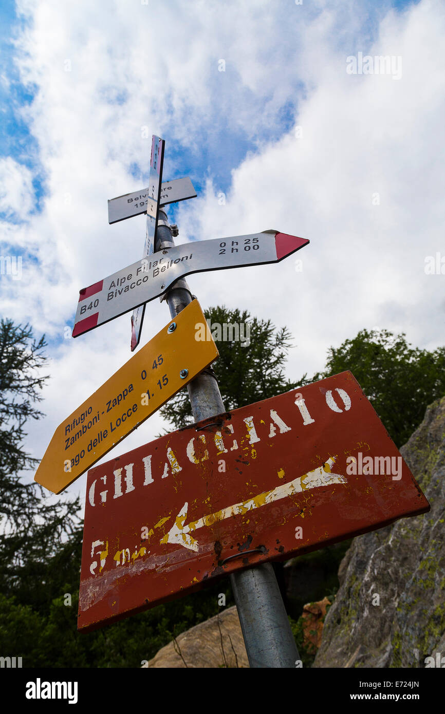 Molte frecce di indicazione per la montagna percorsi di trekking Foto Stock