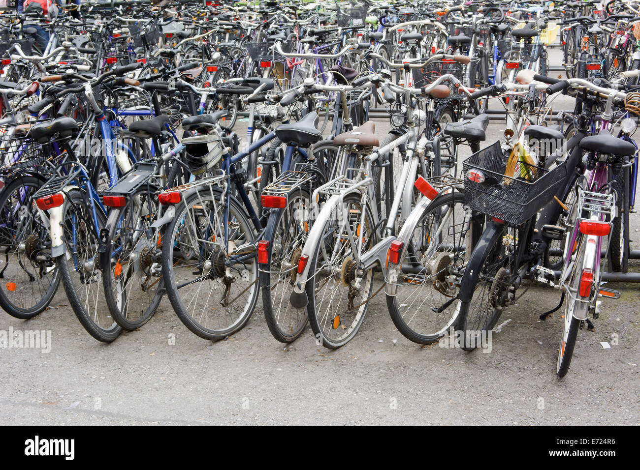 Biciclette parcheggiate come simbolo di uno stile di vita sano Foto Stock