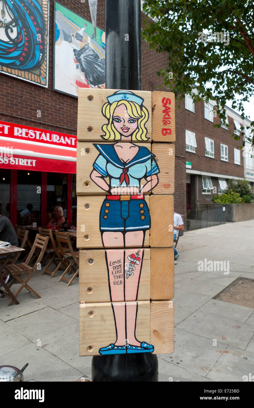 Marinaio femmina dei blocchi di legno giocattolo arte di strada in Whitecross Street London EC1 KATHY DEWITT Foto Stock
