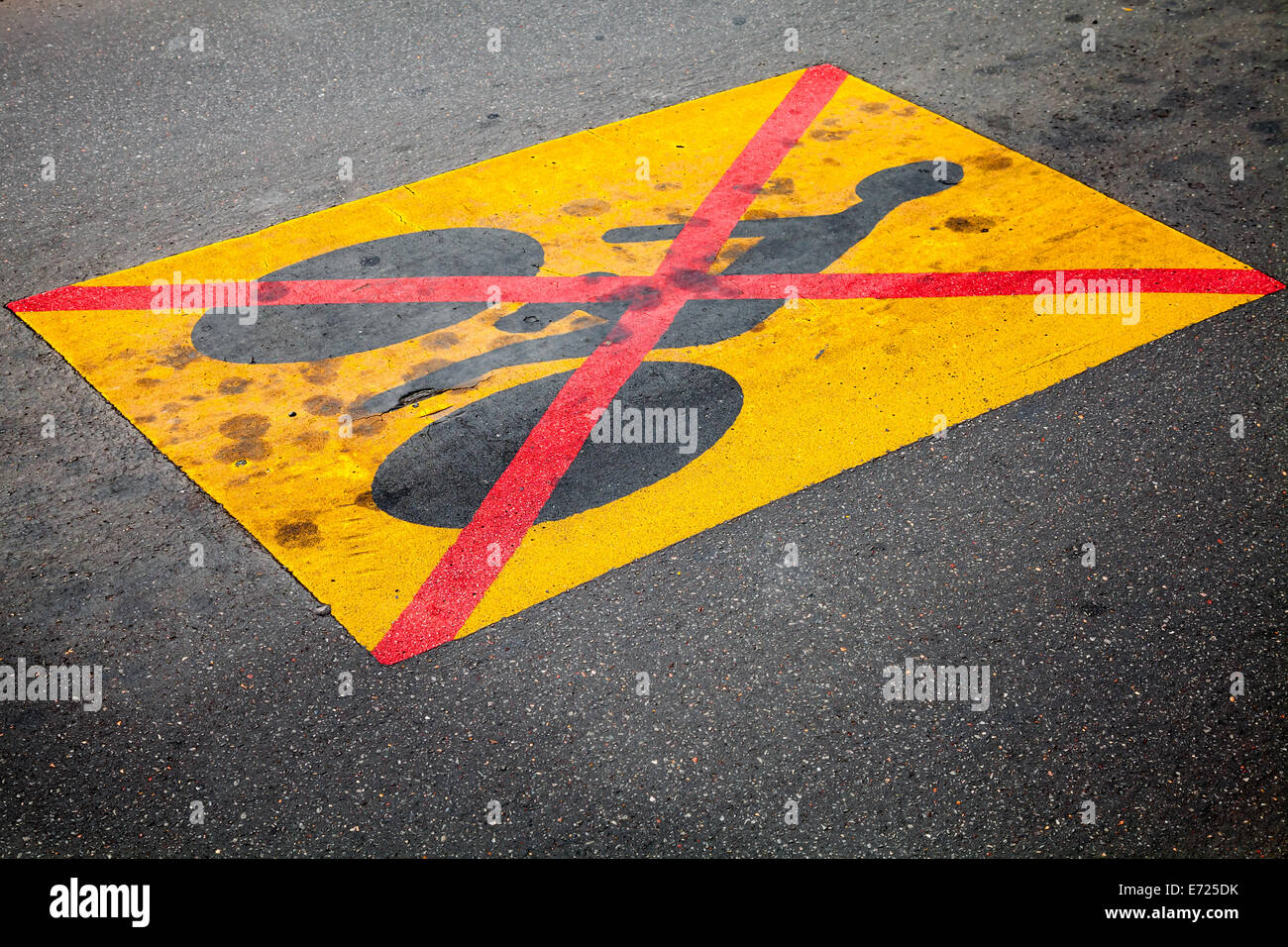 Il traffico di biciclette è proibita, cartello stradale sulla strada asfaltata Foto Stock