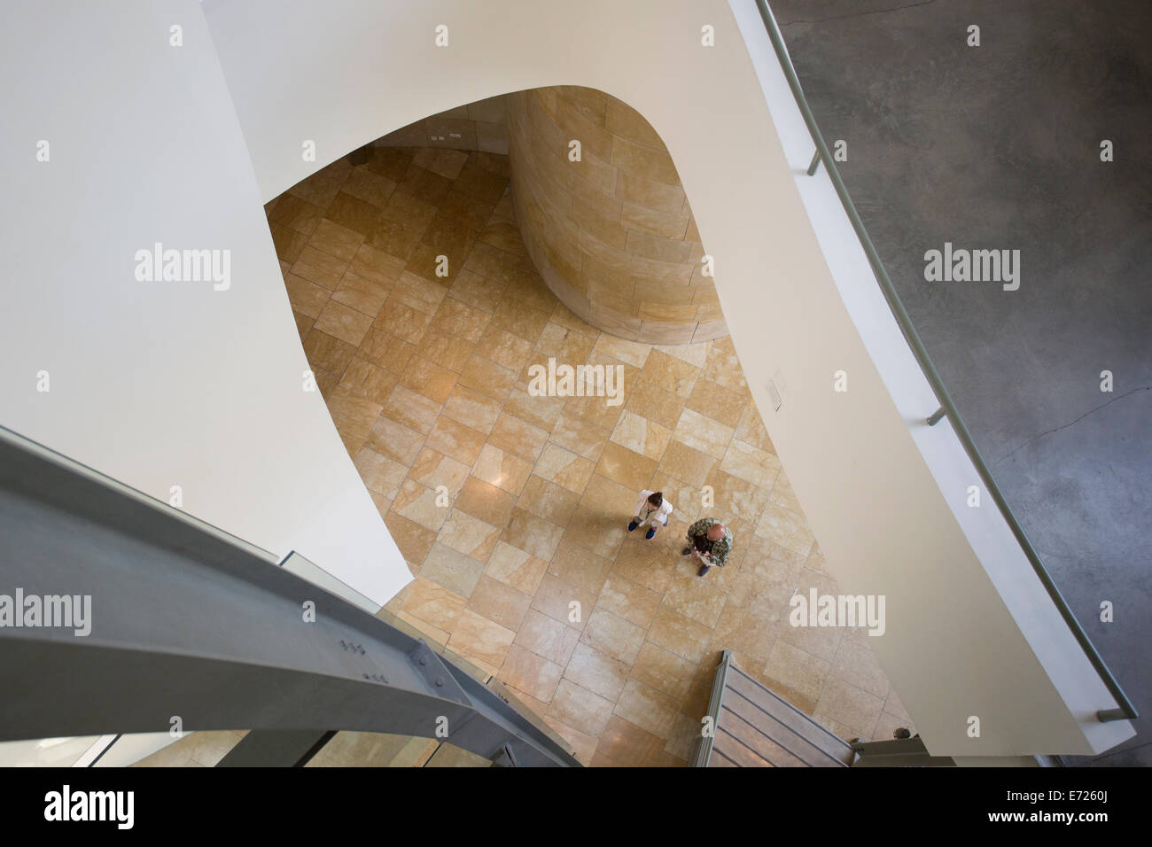 Guardando verso il basso in un atrio del Guggenheim di Bilbao in Spagna Foto Stock