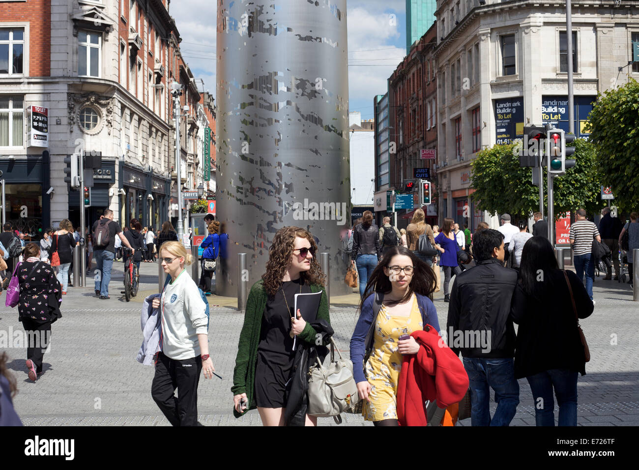 La gente a piedi attorno a O'Connell Street area della città di Dublino, Irlanda Foto Stock