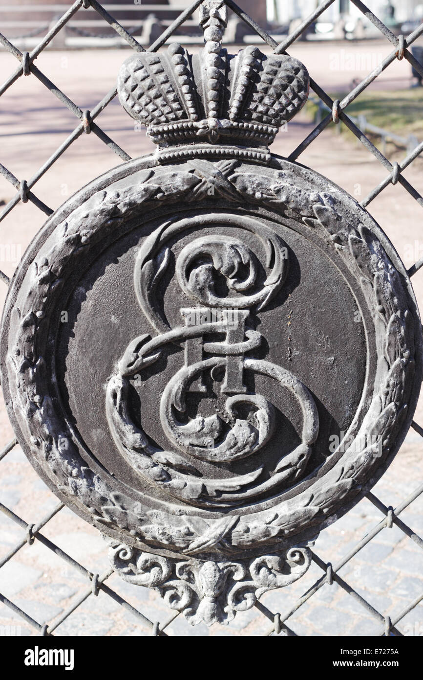 Monogrammi di Catherine II. Recinzione di Catherine giardino su Ostrovsky Square a San Pietroburgo, Russia Foto Stock