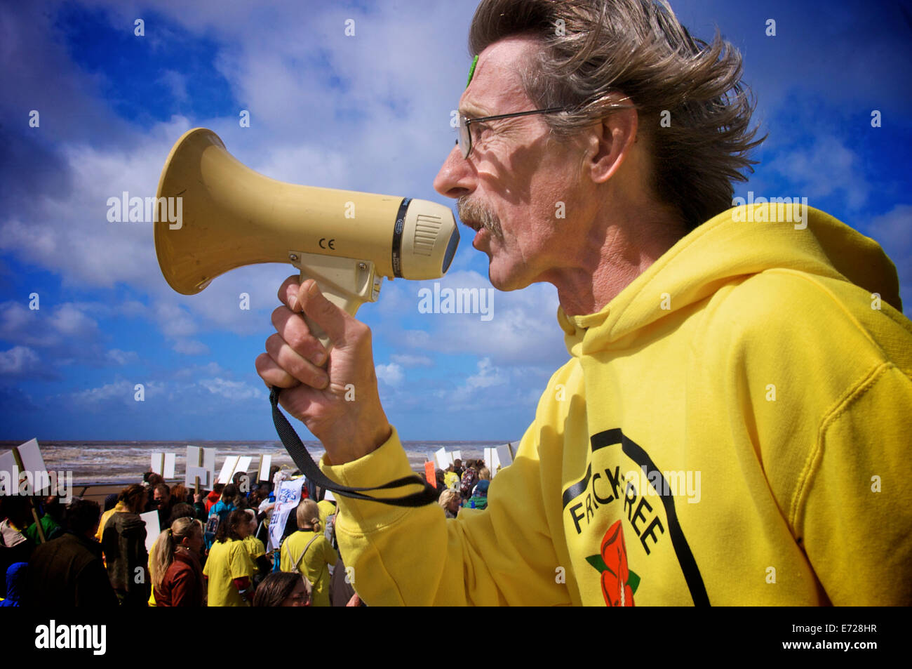 Anti fracking marzo lungo la Promenade di Blackpool Foto Stock