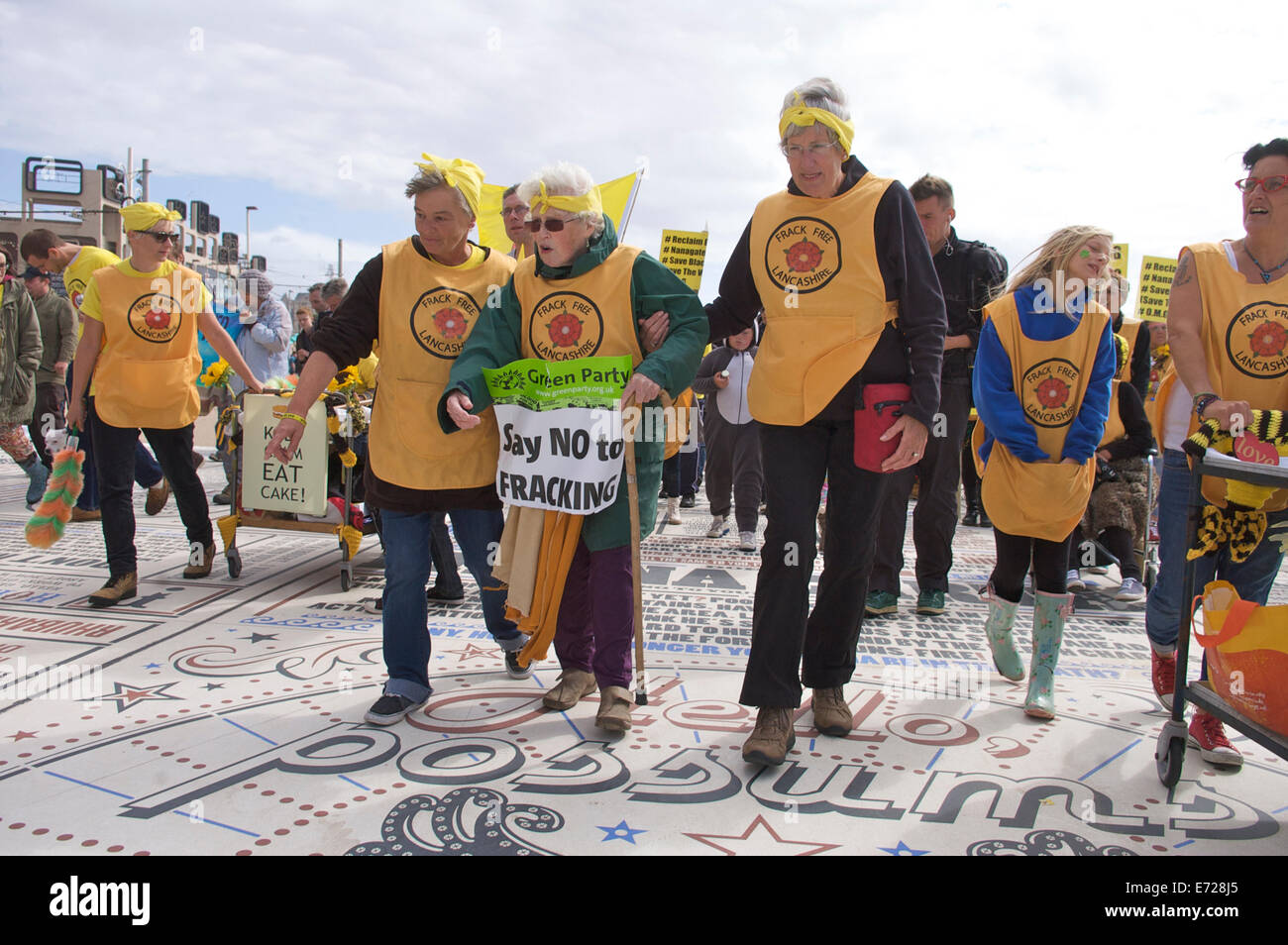 Anti fracking marzo lungo la Promenade di Blackpool Foto Stock