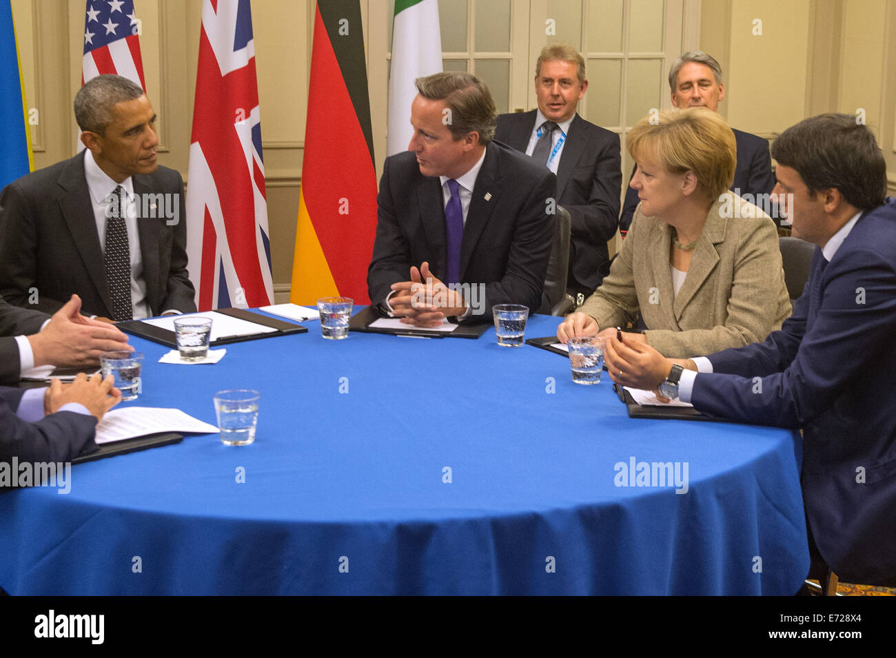 Newport, Galles del Sud. 4 Sep, 2014. Stati Uniti Il presidente Barack Obama (L-R), il Primo Ministro britannico David Cameron, Cancelliere federale Angela Merkel della Germania e Primo Ministro italiano Matteo Renzi soddisfare prima del vertice della NATO di Newport South Wales, 4 settembre 2014. I capi di Stato e di governo si riuniscono in Galles per una due giorni di vertice. Il blocco del rapporto con la Russia sarà al centro delle consultazioni. Foto: MAURIZIO GAMBARINI/dpa/Alamy Live News Foto Stock