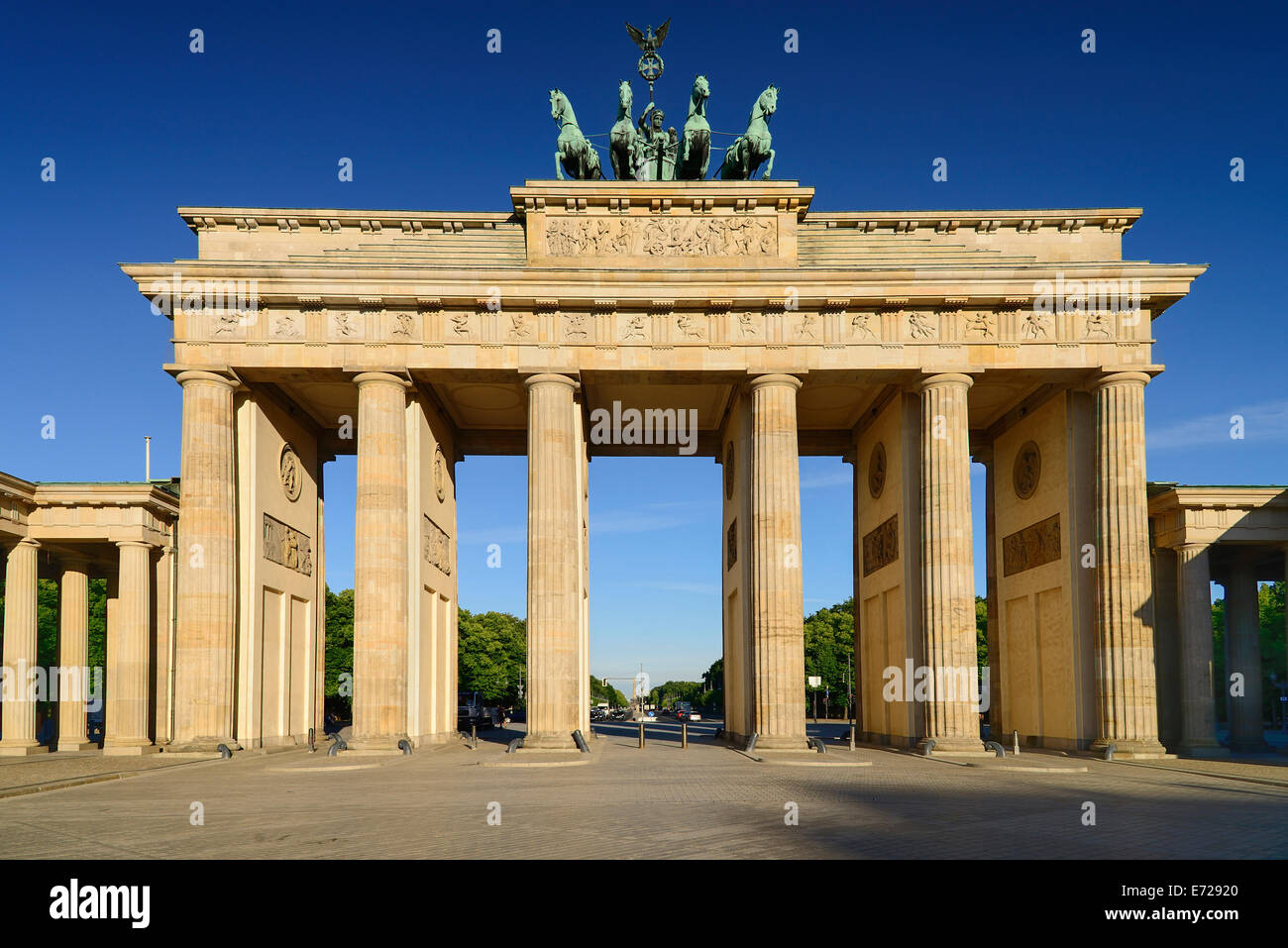 Germania, Berlino, Porta di Brandeburgo dal lato est Foto stock - Alamy