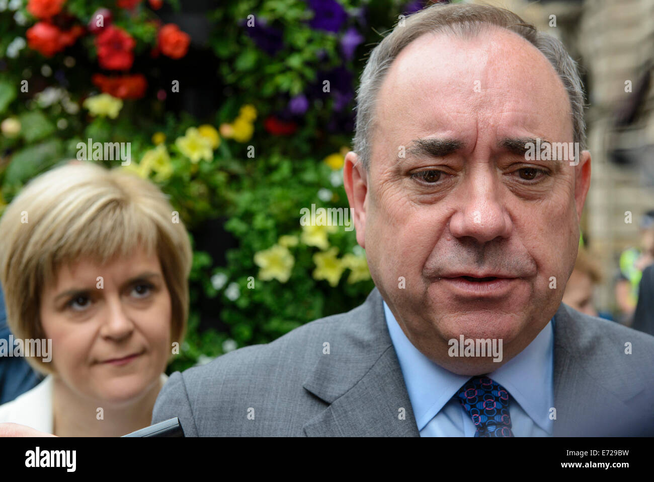 Nicola lo storione (L) guarda come Alex Salmond parla con i giornalisti. I due leader del Partito nazionale scozzese (SNP) erano in Glasgow con attivisti di campagna elettorale per costruire una migliore Scozia nei prossimi dieci anni e oltre attraverso un voto favorevole in scozzese referendum di indipendenza. Foto Stock