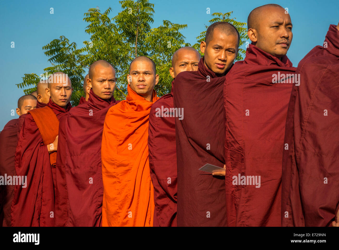I monaci buddisti raccogliendo elemosine al tempio, Bagan, Mandalay Regione, Myanmar Foto Stock