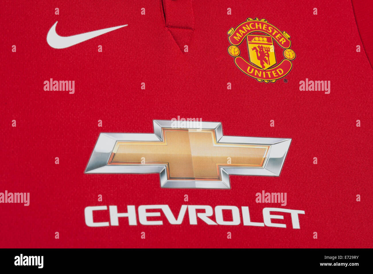 Chiusura del Manchester United Football Club home kit, dotata della nuova maglietta sponsor Chevrolet. Foto Stock