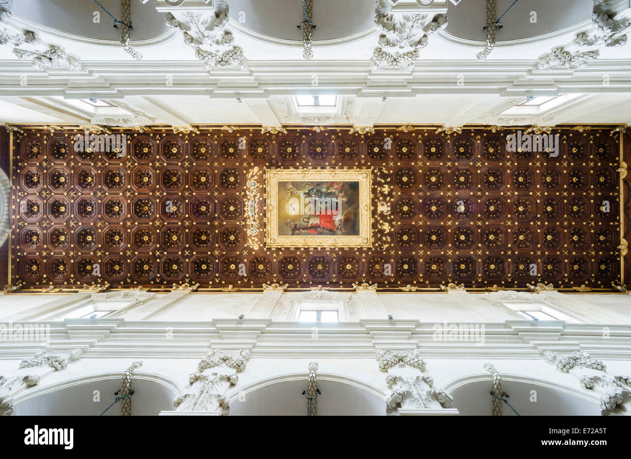 Dorato soffitto a cassettoni con dipinti della Trinità, Lecce barocca, Santa Croce, Lecce, Puglia, Italia Foto Stock