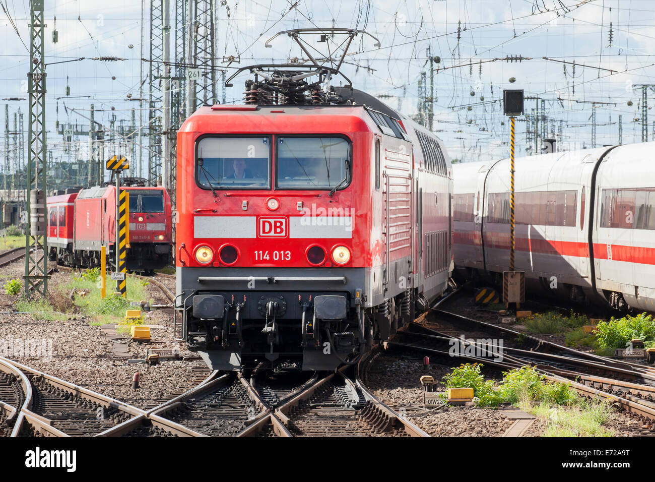 Locomotiva elettrica delle 114 serie di Deutsche Bahn AG utilizzati nel traffico locale alla stazione principale di Francoforte Foto Stock