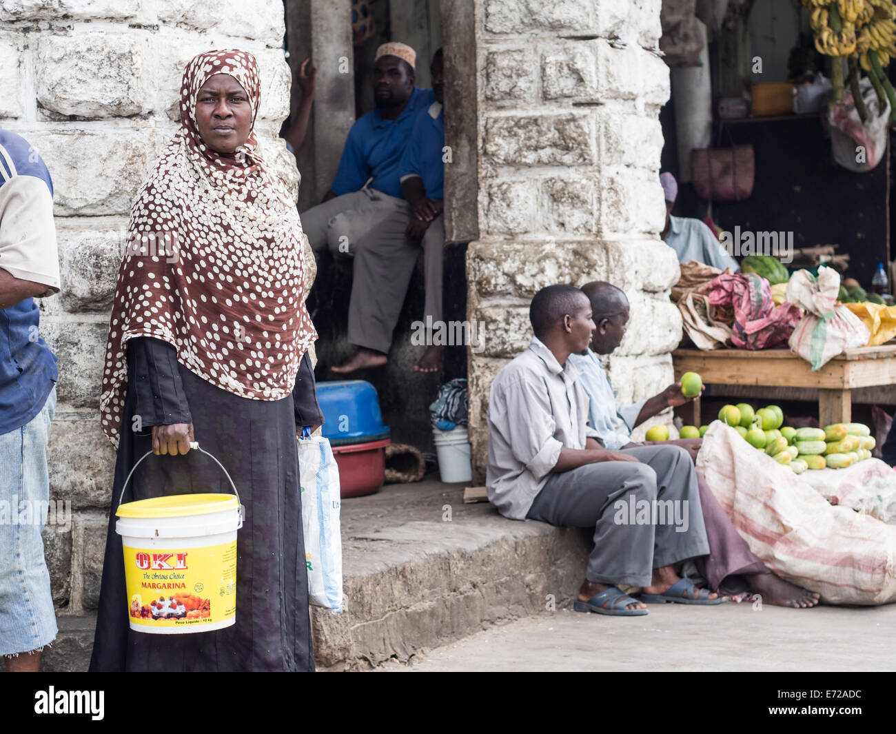 Le persone nel mercato Darajani in Stone Town a Zanzibar. Foto Stock