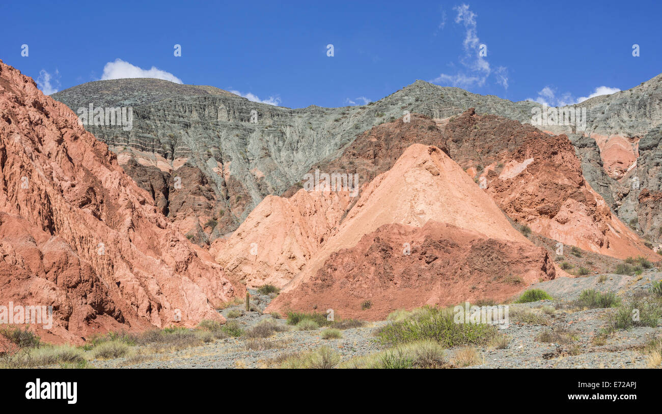 Colorato ricco di minerali montagne, a purmamarca, provincia di Jujuy, Argentina Foto Stock